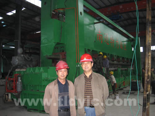 船用三輥對(duì)稱式卷板機(jī)